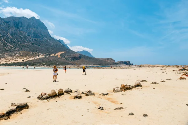 Creta, Grécia, 24 de maio de 2016: Pessoas relaxando na praia de Balos em Creta, Grécia. Praia de Balos é uma das belas praias da ilha de Creta . — Fotografia de Stock