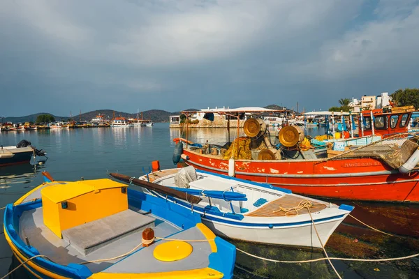Elounda, Creta, 07 de junho de 2017: Navios e barcos de pesca no porto de Elounda . — Fotografia de Stock
