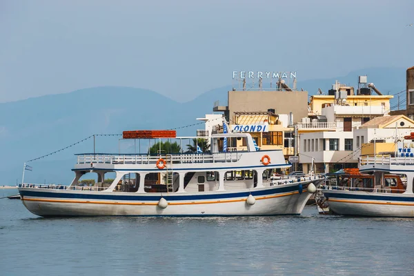 Elounda, Crète, 07 juin 2017 : Navires et bateaux de pêche dans le port d'Elounda . — Photo