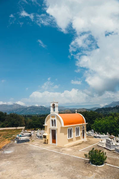 Kreta, Grekland, 08 juni 2017: Små kapell och kyrkogård på platån Lasithi — Stockfoto