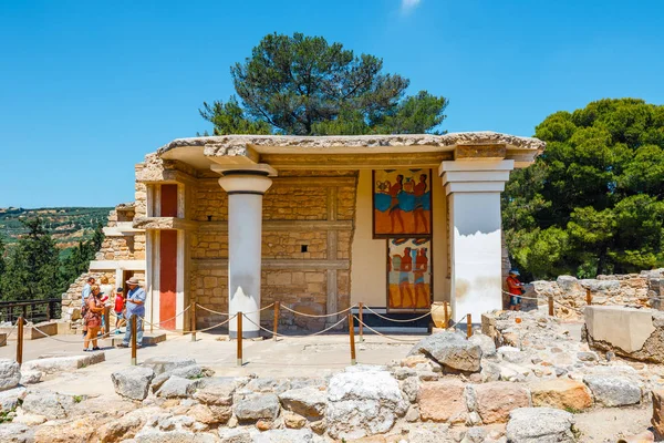 Knossos, Kreta, 10 juni 2017: okända människor besöka ruinerna av berömda minoiska palatset i Knossos, Kreta, Grekland — Stockfoto