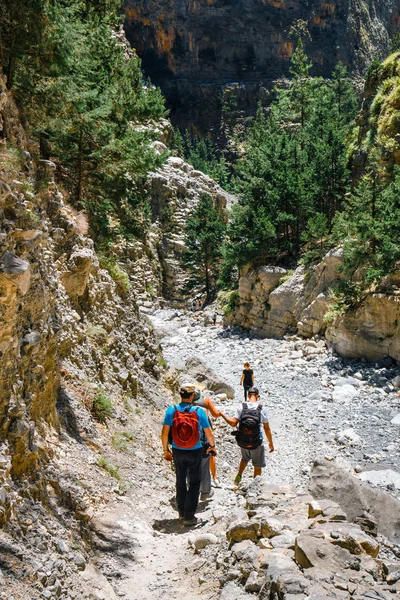 Creta, Grécia, 26 de maio de 2016: Caminhada de turistas em Samaria Gorge, no centro de Creta, Grécia. O parque nacional é uma Reserva da Biosfera da UNESCO desde 1981 — Fotografia de Stock