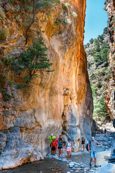 Kreta, Griekenland, 26 mei 2016: Wandelen toeristen in Samaria kloof in Centraal Kreta, Griekenland. Het nationaal park is een Unesco biosfeerreservaat sinds 1981 — Stockfoto