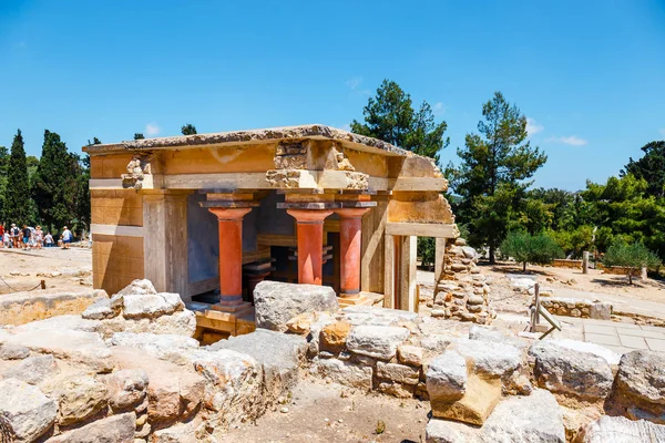 Knossos, Creta, 10 de junio de 2017: personas desconocidas visitan antiguas ruinas del famoso palacio minoico de Knossos, Isla de Creta, Grecia — Foto de Stock