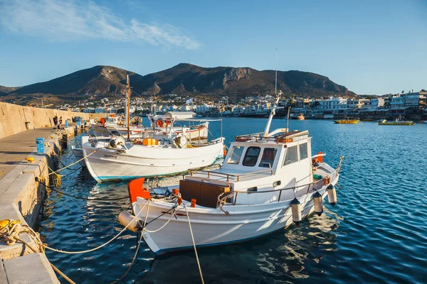 Hersonissos, Krety, 13 czerwca 2017: Statki i łodzie rybackie w porcie o zachodzie słońca — Zdjęcie stockowe
