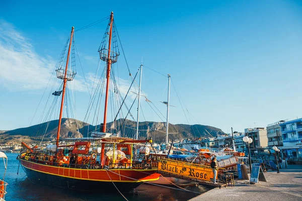 Hersonissos, Creta, 13 de junho de 2017: Navios e barcos de pesca no porto ao pôr do sol — Fotografia de Stock