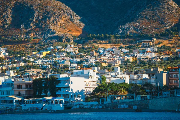 Hersonissos, Crète, 13 juin 2017 : Navires et bateaux de pêche dans le port au coucher du soleil — Photo