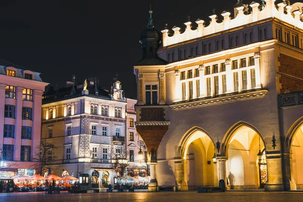 Krakow, Polonya, 15 Aralık 2017: Main Market Square Krakow gece manzarası. Krakow Polonya en güzel şehirde biridir — Stok fotoğraf