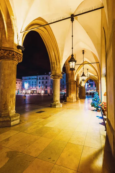 Мбаппе, Польша, 15 декабря 2017 года: Ночной вид главной рыночной площади в Мбаппе. Краков - один из самых красивых городов Польши — стоковое фото