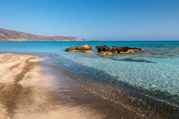 Pláž Elafonissi s růžový písek na ostrov Kréta, Řecko — Stock fotografie