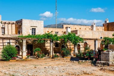Arkadi Manastırı Girit Adası, Yunanistan Bazilikası bahçelerinde