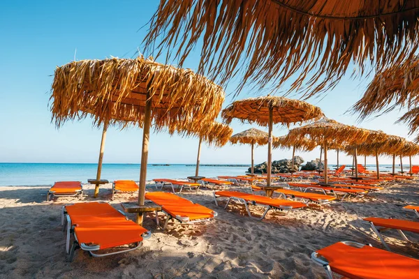 Guarda-chuvas na praia de Elafonissi na ilha de Creta, Grécia — Fotografia de Stock