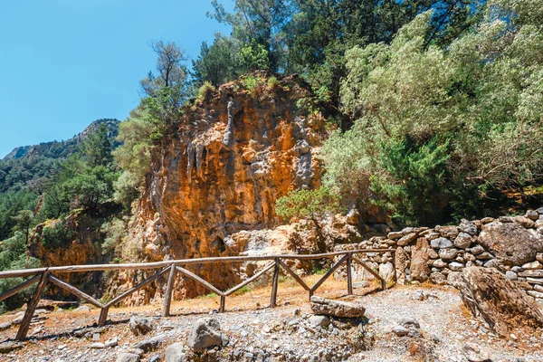 Hiking path through Samaria Gorge in Central Crete — Stock Photo, Image