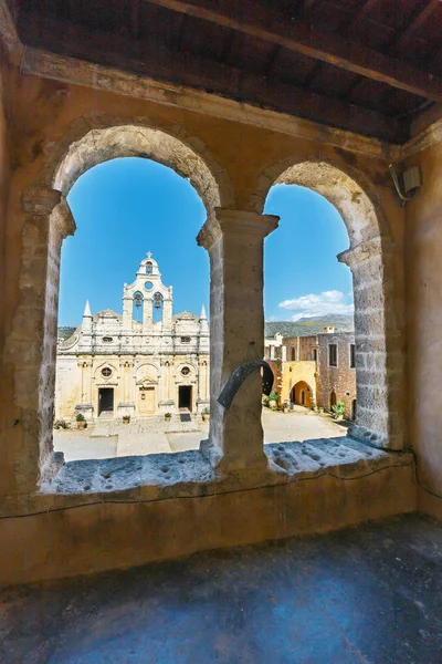 Kloosters in de basiliek van Arkadi klooster op Kreta, Griekenland — Stockfoto