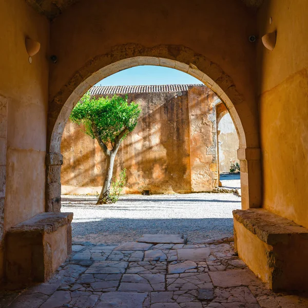 Kreuzgang in der Basilika des Arkadi-Klosters auf der griechischen Betoninsel — Stockfoto