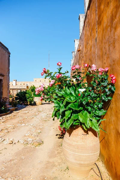 Giardini nella Basilica del Monastero di Arkadi sull'isola di Creta, Grecia — Foto Stock