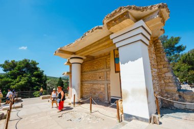 Knossos, Girit, 10 Haziran 2017: bilinmeyen kişi ünlü Minos palace, Knossos, Girit Adası, Yunanistan antik kalıntıları ziyaret