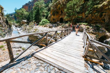 Crete, Yunanistan, 26 Mayıs 2016: Turist Merkezi Girit, Yunanistan Samiriye Gorge zammı. Milli Parkı Unesco biyosfer rezervi 1981 yılından bu yana olduğunu.