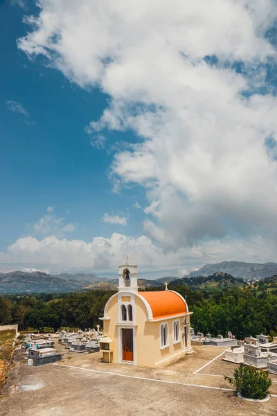 Kreta, Griekenland, 08 juni 2017: Kapelletje en begraafplaats op het Lassithi plateau — Stockfoto