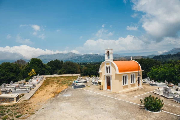 Kreta, Grekland, 08 juni 2017: Små kapell och kyrkogård på platån Lasithi — Stockfoto