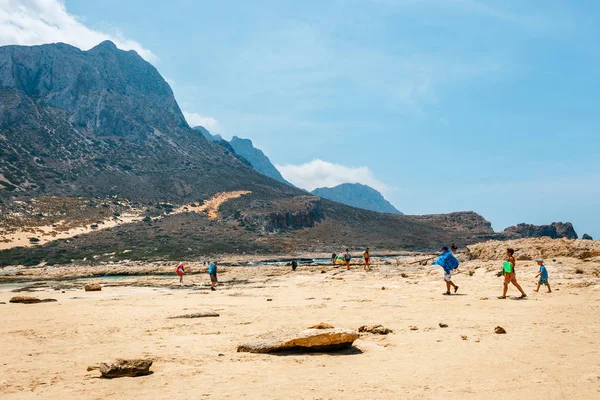 Creta, Grécia, 24 de maio de 2016: Pessoas relaxando na praia de Balos em Creta, Grécia. Praia de Balos é uma das belas praias da ilha de Creta . — Fotografia de Stock