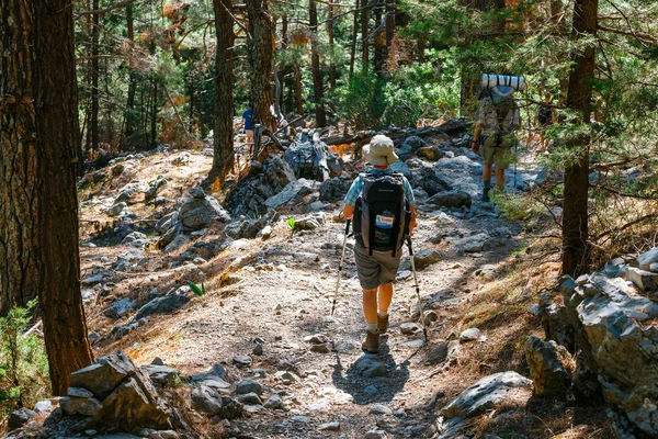 Samaria Gorge, Grécia - 26 de maio de 2016: Passeios turísticos em Samaria Gorge, no centro de Creta, Grécia. O parque nacional é uma Reserva da Biosfera da UNESCO desde 1981 — Fotografia de Stock