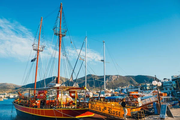 Hersonissos, Kréta, 13 června 2017: Lodě a rybářské lodě v přístavu při západu slunce — Stock fotografie