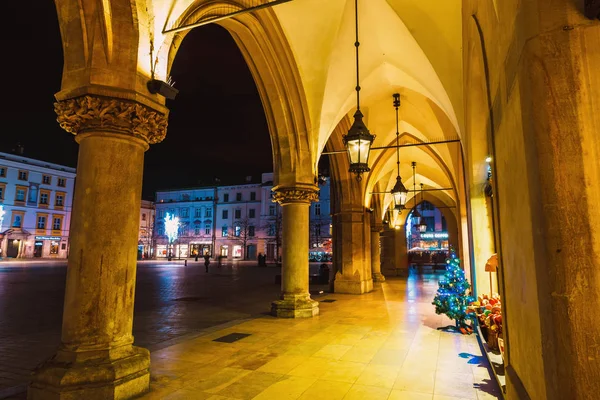 Krakow, Polonya, 15 Aralık 2017: Main Market Square Krakow gece manzarası. Krakow Polonya en güzel şehirde biridir — Stok fotoğraf