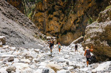 Crete, Yunanistan, 26 Mayıs 2016: Turist Merkezi Girit, Yunanistan Samiriye Gorge zammı. Milli Parkı Unesco biyosfer rezervi 1981 yılından bu yana olduğunu.