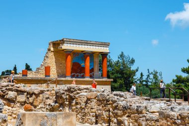 Knossos, Girit, 10 Haziran 2017: bilinmeyen kişi ünlü Minos palace, Knossos, Girit Adası, Yunanistan antik kalıntıları ziyaret