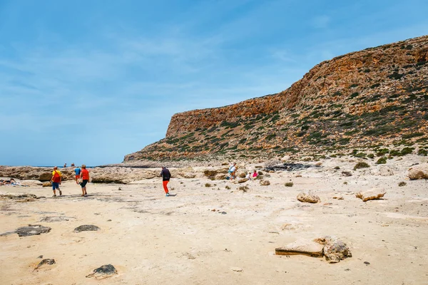 Creta, Grecia, 24 maggio 2016: Persone che si rilassano sulla spiaggia di Balos a Creta, Grecia. Balos spiaggia è una delle belle spiagge dell'isola di Creta . — Foto Stock