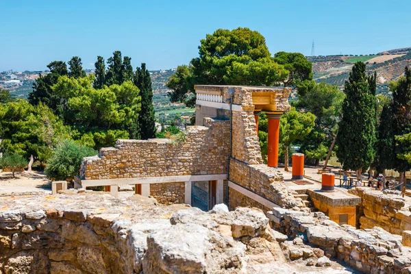 Knossos, Creta, 10 de junio de 2017: personas desconocidas visitan antiguas ruinas del famoso palacio minoico de Knossos, Isla de Creta, Grecia — Foto de Stock