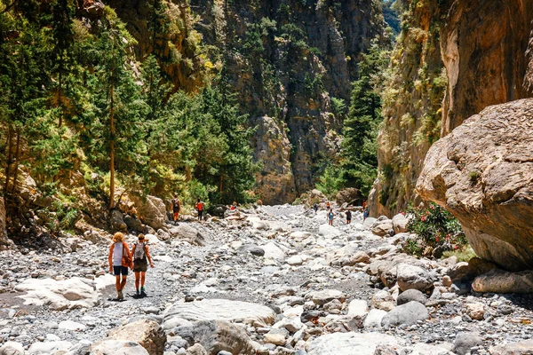 Kreta, Griekenland, 26 mei 2016: Wandelen toeristen in Samaria kloof in Centraal Kreta, Griekenland. Het nationaal park is een Unesco biosfeerreservaat sinds 1981 — Stockfoto