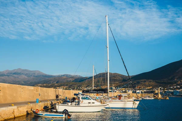 Hersonissos, Kreta, 13 juni 2017: Fartyg och fiskebåtar i hamnen vid solnedgången — Stockfoto