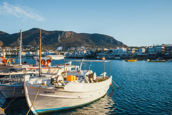 ヘルソニソス クレタ島、2017 年 6 月 13 日: 船と夕日港で漁船 — ストック写真