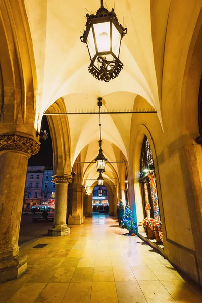 Cracovie, Pologne, 15 décembre 2017 : Vue de nuit de la place du marché principal à Cracovie. Cracovie est l'une des plus belles villes de Pologne — Photo