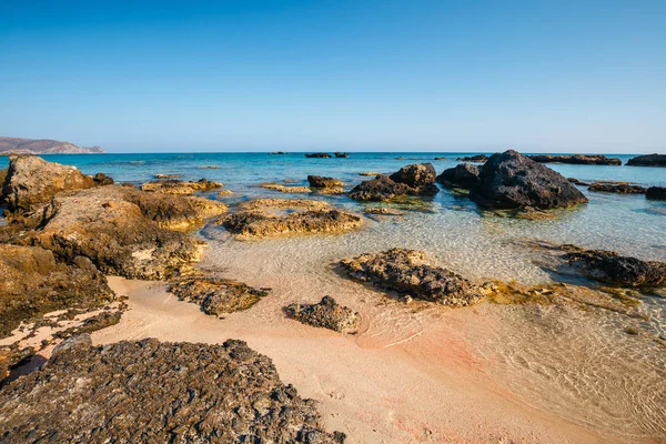 Spiaggia di Elafonissi con sabbia rosa sull'isola di Creta, Grecia — Foto Stock