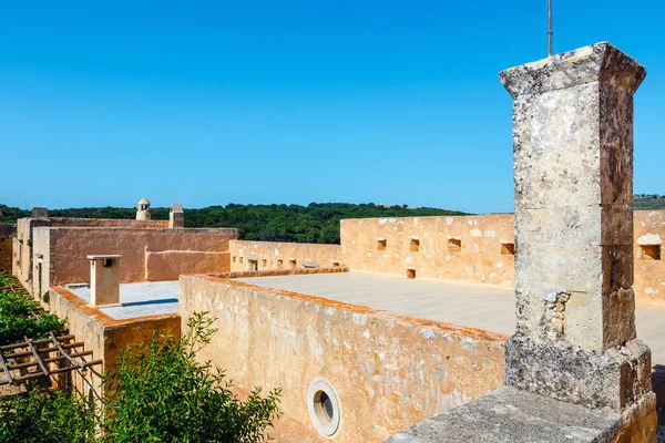 Trädgårdar i basilikan Arkadi-klostret på ön Kreta, Grekland — Stockfoto