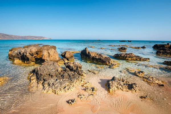 Elafonissi 海滩与粉红色沙子在克里特岛, 希腊 — 图库照片