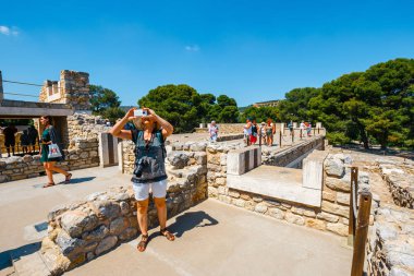 Knossos, Girit, 10 Haziran 2017: bilinmeyen kişi ünlü Minos palace, Knossos, Girit Adası, Yunanistan antik kalıntıları ziyaret