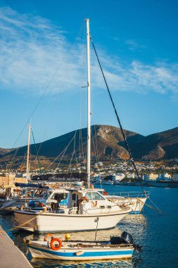 Hersonissos, Girit, 13 Haziran 2017: Gemi ve gün batımında limanındaki balıkçı tekneleri