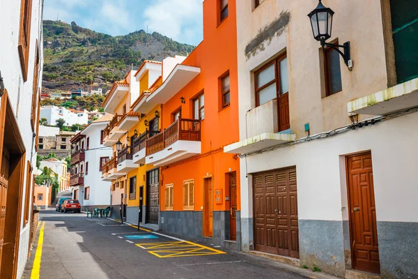 Színes épületek az utcán Garachico, Tenerife, Kanári-szigetek, Spanyolország — Stock Fotó