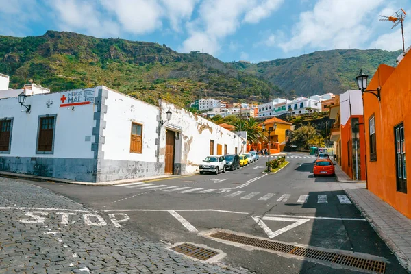 Garachico, Tenerife, Spanyolország, 2015. június 08.: Színes épületek, az utcákon, a Tenerife, Kanári-szigetek, Garachico, Spanyolország — Stock Fotó