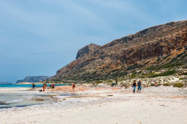 Crete, Yunanistan, 24 Mayıs 2016: Balos Beach Girit, Yunanistan insanlar rahatlatıcı. Balos plaj güzel plaj Crete adanın biridir.