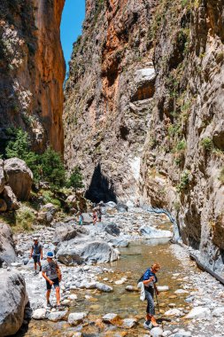 Crete, Yunanistan, 26 Mayıs 2016: Turist Merkezi Girit, Yunanistan Samiriye Gorge zammı. Milli Parkı Unesco biyosfer rezervi 1981 yılından bu yana olduğunu.