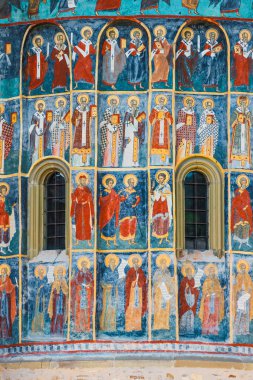 Voronet, Romanya, 06 Temmuz 2015: Ortodoks Kilisesi dış boyalı duvar resimleri ile Romanya'da kilise boyalı