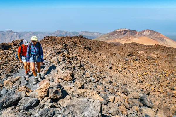 Tenerife, Spanje, 07 juni 2015: onbekende mensen lopen langs het bergpad aan de bovenkant van de el teide vulkaan, Spanje — Stockfoto
