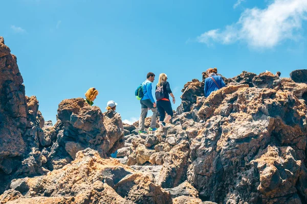 Tenerife, Spanje, 07 juni 2015: onbekende mensen lopen langs het bergpad aan de bovenkant van de el teide vulkaan, Spanje — Stockfoto