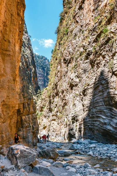 Kreta, Griekenland, 26 mei 2016: Wandelen toeristen in Samaria kloof in Centraal Kreta, Griekenland. Het nationaal park is een Unesco biosfeerreservaat sinds 1981 — Stockfoto