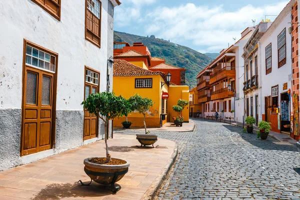 Garachico, Tenerife, España, 08 de junio de 2015: Coloridos edificios en las calles de Garachico, Tenerife, Islas Canarias, España — Foto de Stock